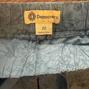 Democracy cotton/spandex capri pant women's size 10